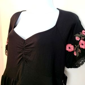 NWT Embroidered Floral Sleeve Tee in 2X